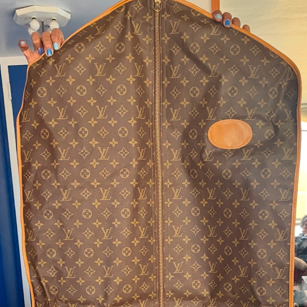 Authentic LV Garment Bag, fine bag in GREAT condition bag was stored properly...